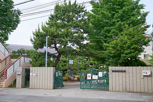 川崎市立中原小学校の正門（写真）