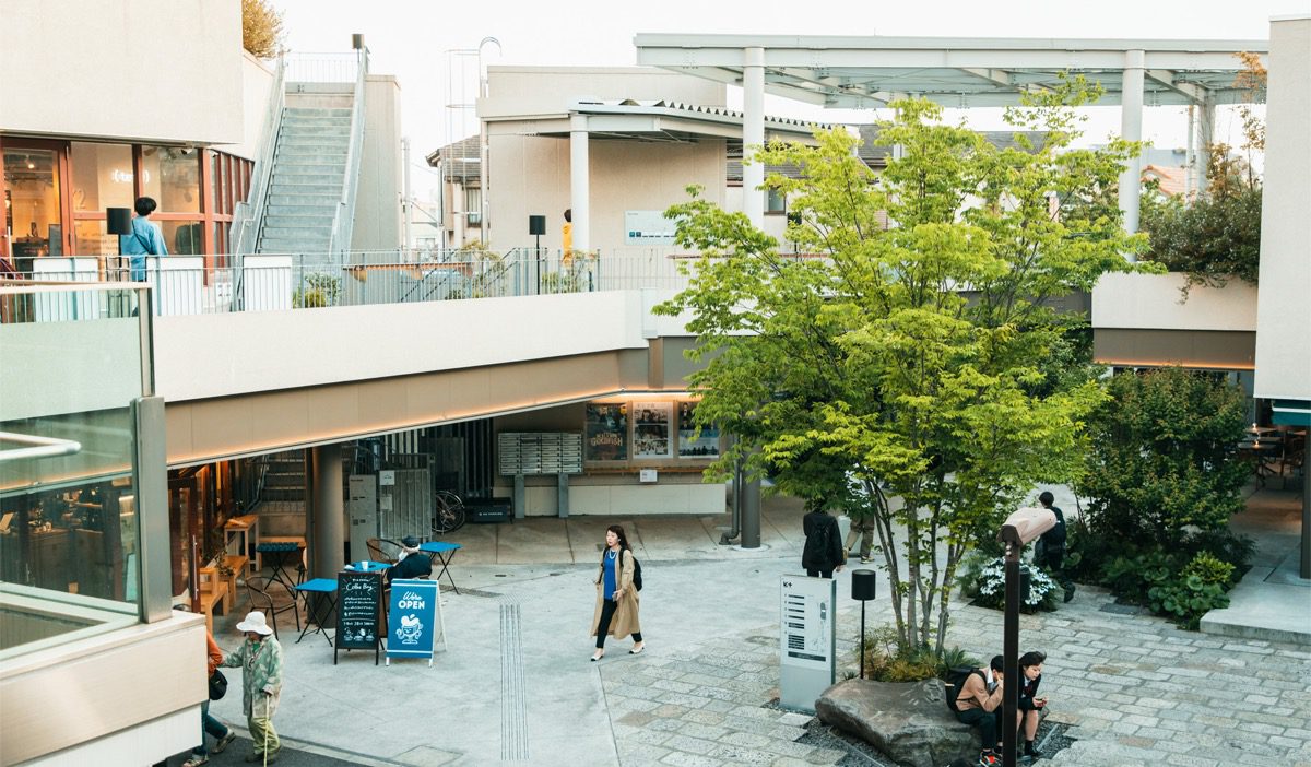 下北線路街のNANSEI PLUS（写真）