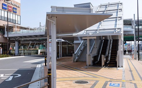 北綾瀬駅前のペデストリアンデッキとエスカレーター（写真）