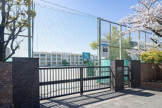 足立区立中川小学校の正門（写真）